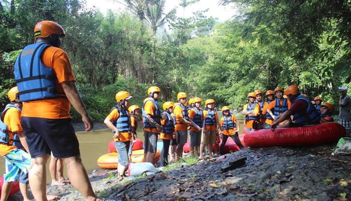 Bali Tubing Adventure Relaxing at Stop Point